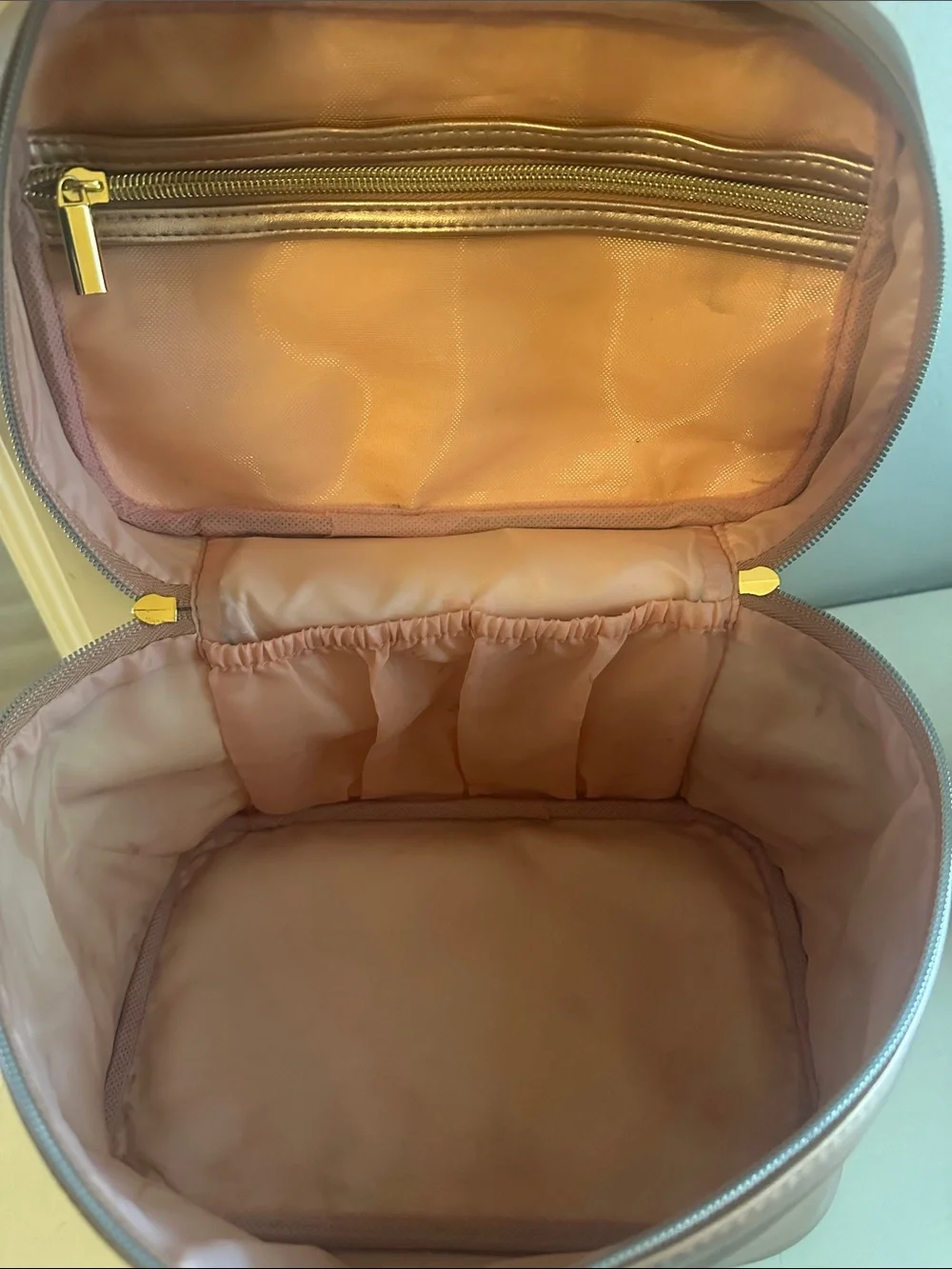 ⭐️ Jeffree Star Metallic Rose Train Case